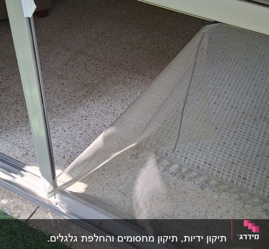 רשת חלון עם תיקון זמני בעזרת נייר דבק